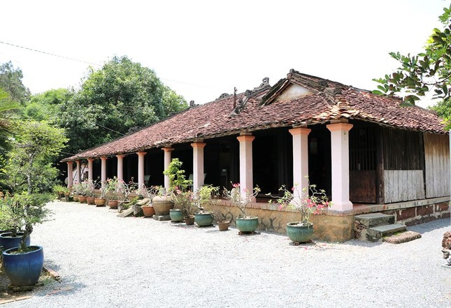 Nhà cổ Đỗ Cao Thứa tại cù lao Bạch Đằng (xã Bạch Đằng, thành phố Tân Uyên), xây dựng khoảng cuối thế kỷ XIX, lối kiến trúc chữ Đinh. Ngôi nhà được làm toàn bằng gỗ quý.