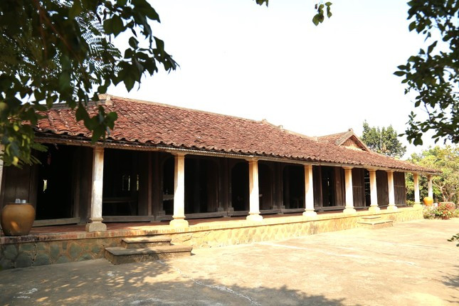 Nhà có 50 cột gỗ (chia làm 5 hàng cột), xây dựng theo lối xuyên tâm các cặp vì kèo, đòn tay... tạo nên một không gian cổ kính. Bộ khung ngôi nhà hoàn toàn được làm từ các loại gỗ quý như gõ đỏ, gõ mật, gụ, căm xe.