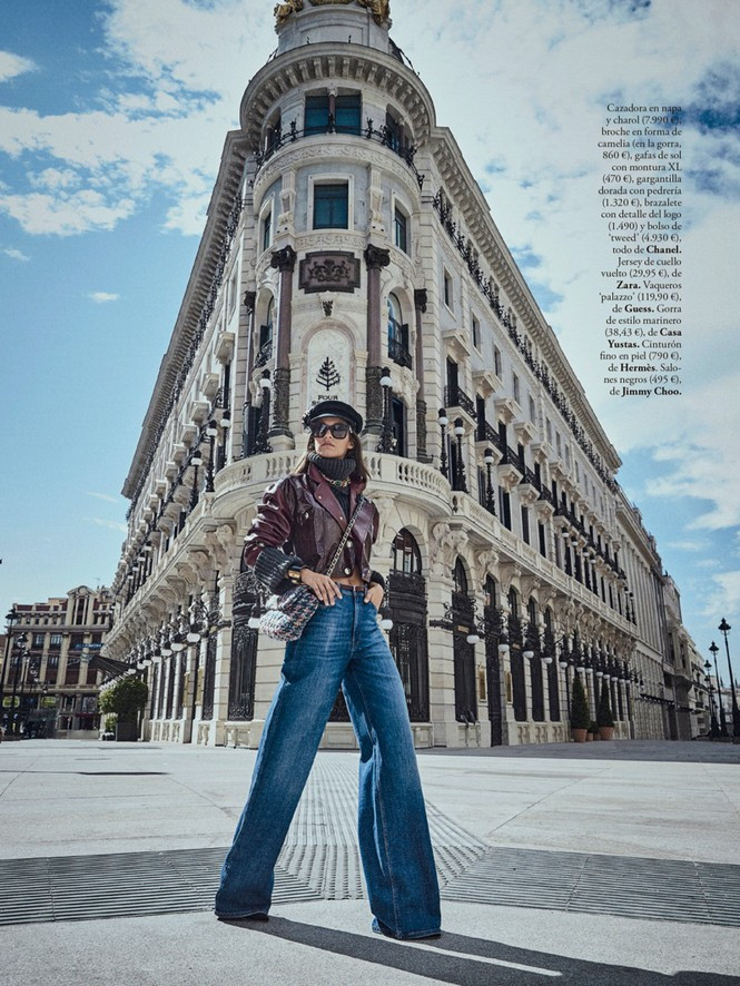 ##s###Gara Arias tạo dáng đẹp như tạc tượng giữa toà nhà sang trọng