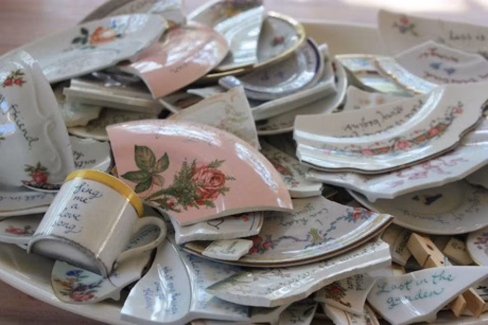 Vì vậy bạn không nên vứt chúng trong thùng rác kẻo bị vận xui ám trong nhà. Tốt nhất mang đi chôn ở xa hoặc vứt xuống lòng sông.