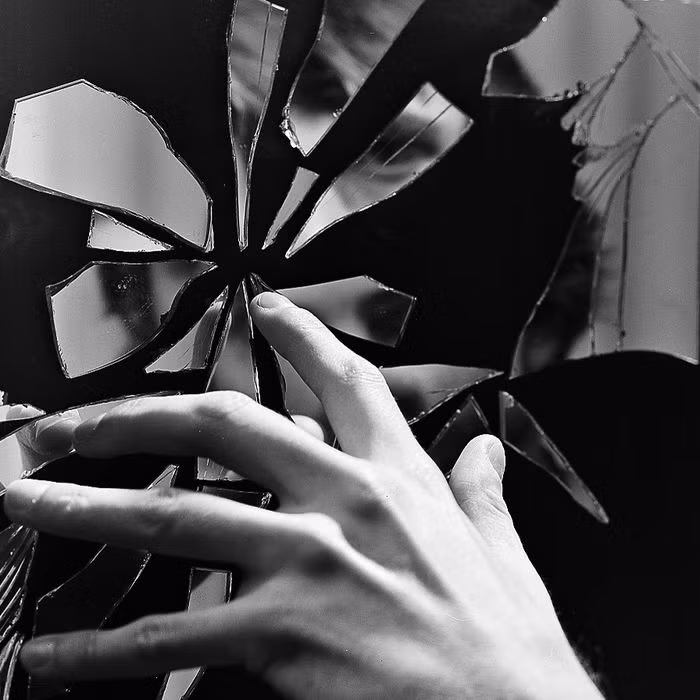 Chính vì vậy, nếu chẳng may làm vỡ gương hay dọn dẹp nhà thấy có mảnh gương vỡ mà bạn vứt luôn vào thùng rác thì được cho là hành động thiếu tôn trọng.