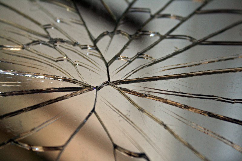 Vậy nên nếu muốn hoa giải vận xui bạn nên cho mảnh vỡ của gương vào túi và đem chôn xuống dưới đất xa nhà.