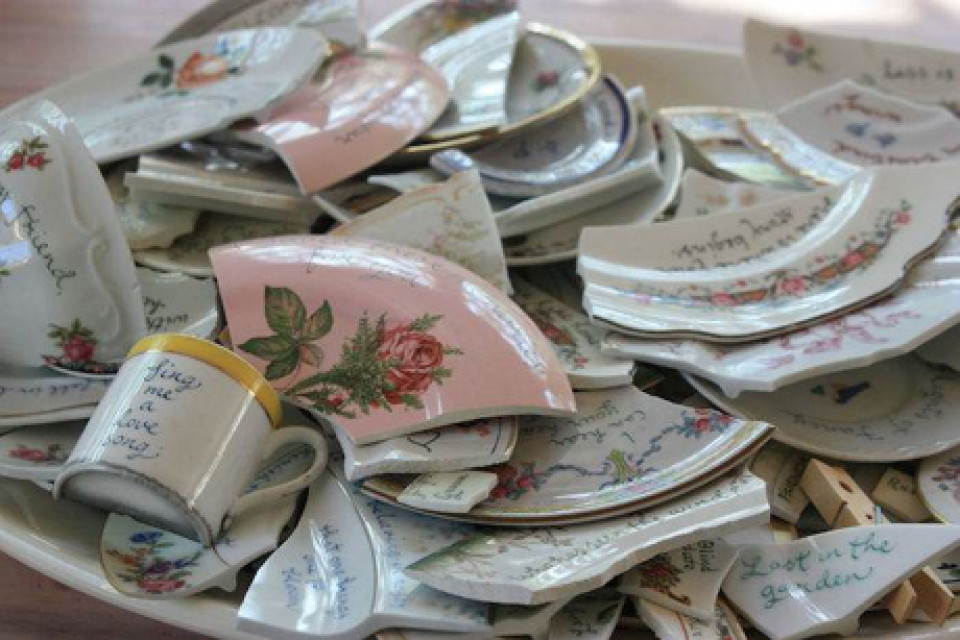 Vì vậy bạn không nên vứt chúng trong thùng rác kẻo bị vận xui ám trong nhà. Tốt nhất mang đi chôn ở xa hoặc vứt xuống lòng sông.