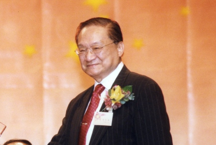 Nhà văn Kim Dung tên thật là Tra Lương Dung sinh ngày 10/03/1924 ở Hải Ninh, Chiết Giang. Vào ngày 08/02/1955, bút danh Kim Dung lần đầu tiên xuất hiện trên văn đàn của Trung Quốc với quyển tiểu thuyết Thư Kiếm Ân Cừu Lục. Sau đó, ông lần lượt cho ra đời những tác phẩm tiểu thuyết kinh điển và trở thành một trong tứ đại tiểu thuyết gia có sức ảnh hưởng và được yêu thích nhất Trung Quốc.