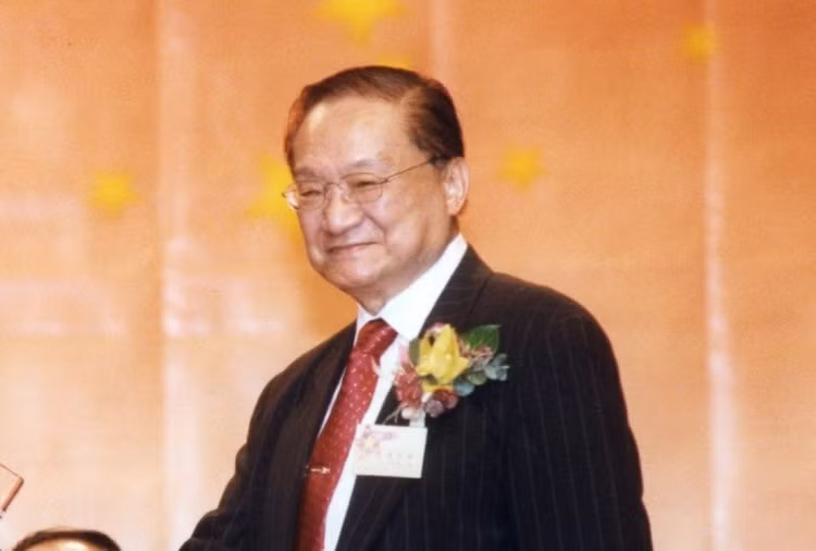 Nhà văn Kim Dung tên thật là Tra Lương Dung sinh ngày 10/03/1924 ở Hải Ninh, Chiết Giang. Vào ngày 08/02/1955, bút danh Kim Dung lần đầu tiên xuất hiện trên văn đàn của Trung Quốc với quyển tiểu thuyết Thư Kiếm Ân Cừu Lục. Sau đó, ông lần lượt cho ra đời những tác phẩm tiểu thuyết kinh điển và trở thành một trong tứ đại tiểu thuyết gia có sức ảnh hưởng và được yêu thích nhất Trung Quốc.