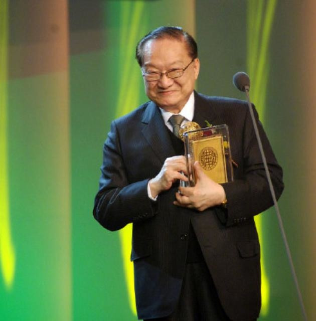 Những tác phẩm của Kim Dung đã theo chân những người con Trung Quốc đi đến khắp nơi trên thế giới, họ thường tự hào rằng: "Ở đâu có người Hoa thì ở đó sẽ có độc giả của Kim Dung". Cả cuộc đời, chẳng khi nào nhà văn Kim Dung thôi nghĩ ngợi về thế giới giang hồ và câu chuyện của những vị đại hiệp, ông từng chia sẻ: "Bản thân lúc nào rảnh rỗi, ngồi xe, ngồi máy bay đều nghĩ lung tung. Nghĩ rằng nếu như bản thân là đại hiệp, hiệp khách sẽ như thế nào nhỉ?".