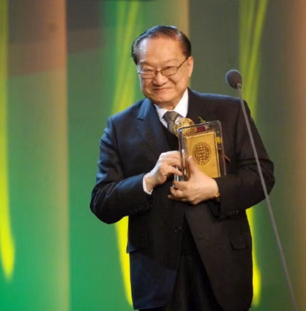 Những tác phẩm của Kim Dung đã theo chân những người con Trung Quốc đi đến khắp nơi trên thế giới, họ thường tự hào rằng: "Ở đâu có người Hoa thì ở đó sẽ có độc giả của Kim Dung". Cả cuộc đời, chẳng khi nào nhà văn Kim Dung thôi nghĩ ngợi về thế giới giang hồ và câu chuyện của những vị đại hiệp, ông từng chia sẻ: "Bản thân lúc nào rảnh rỗi, ngồi xe, ngồi máy bay đều nghĩ lung tung. Nghĩ rằng nếu như bản thân là đại hiệp, hiệp khách sẽ như thế nào nhỉ?".