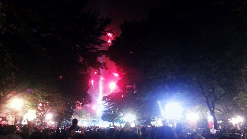 Đúng 0h0' ngày 1/1/2014, tại Nhà hát lớn những màn pháo hoa lung linh rực sáng trên bầu trời, cùng với tiếng reo hò của hàng nghìn người chào đón năm mới.