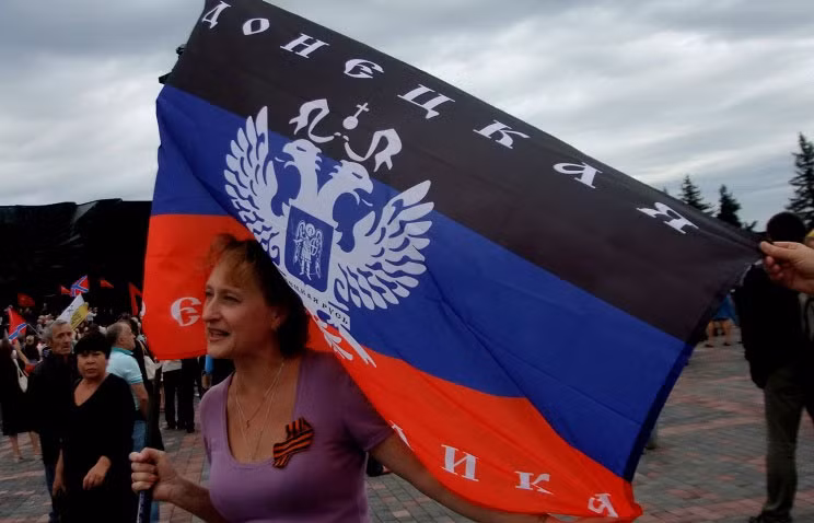 Một người dân cầm cở của nhà nước cộng hòa vùng Donbass.