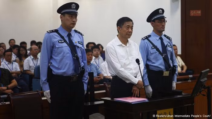 Ông cũng bị buộc tội lạm quyền khi xử lý vụ việc vợ ông, bà Cốc Khai Lai, sát hại doanh nhân người Anh Neil Heywood và việc cấp dưới Vương Lập Quân tới Lãnh sự quán Mỹ tại Thành Đô xin tị nạn.