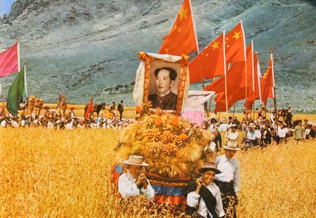 Câu khẩu hiệu khuyến khích người dân Trung Hoa mạnh dạn tham gia xây dựng kinh tế, xây dựng đất nước. Tuy nhiên, "Đại nhảy vọt" lại bị xem là "Đại nhảy lùi" khi ngày càng kiến kinh tế Trung Quốc lâm vào trì trệ và khủng hoảng.