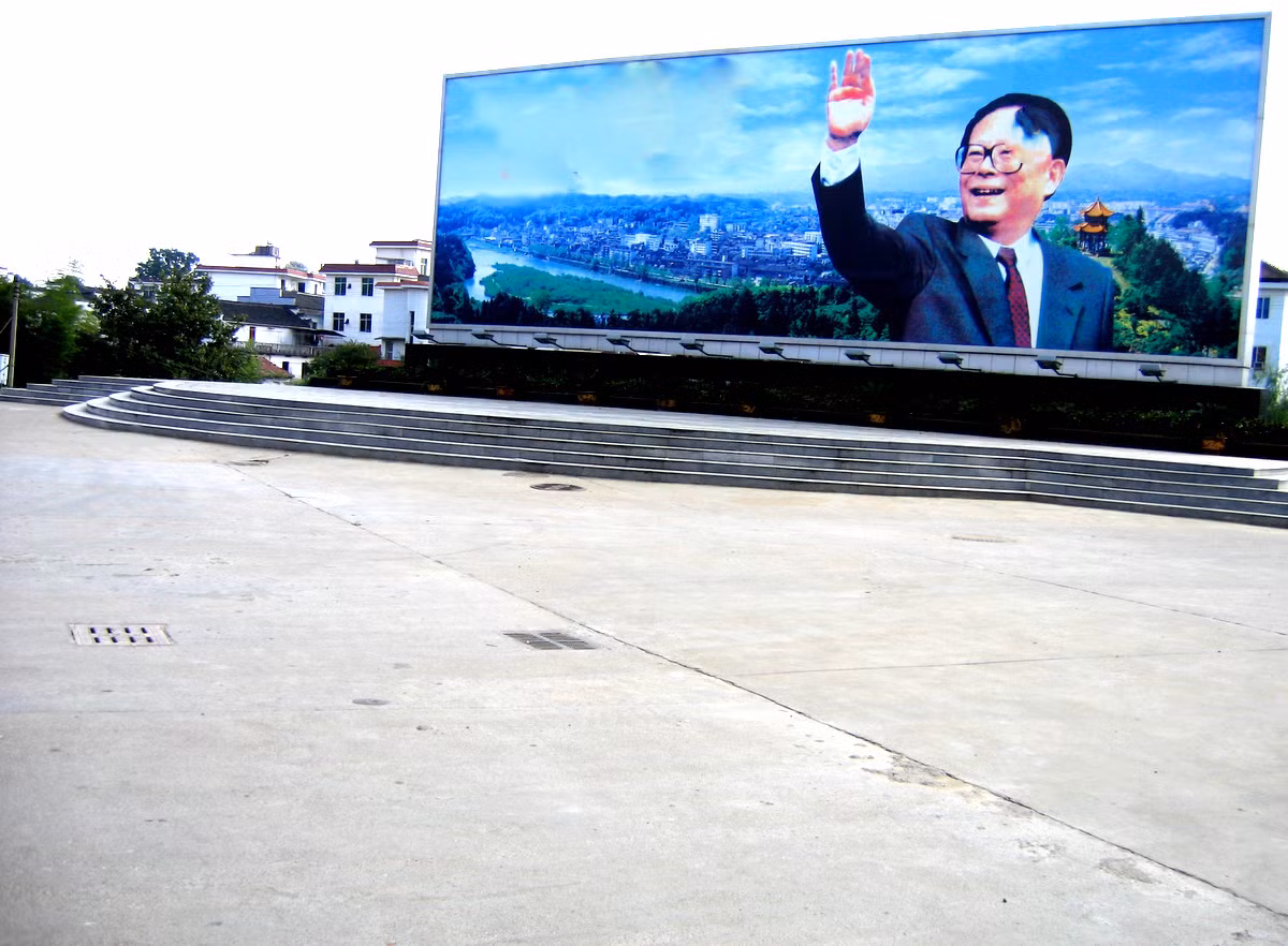 Theo Giang Trạch Dân, sau hơn 20 năm cải cách mở cửa, Trung Quốc có tốc độ tăng trưởng kinh tế bình quân cao nhất thế giới, nhưng Đảng Cộng sản đang đứng trước thử thách mới. Do đó, Đảng Cộng sản Trung Quốc cần có một lý luận mới để duy trì địa vị Đảng cầm quyền của dân tộc phù hợp với bối cảnh thế giới hiện đại.