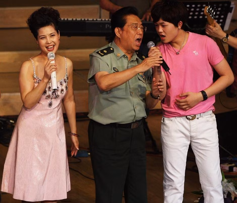 Lý Thiên Nhất, 17 tuổi là con trai của trưởng khoa âm nhạc Học viện Nghệ thuật Trung Quốc, thiếu tướng quân đội Lý Song Giang vừa bị kết án 10 năm tù vì cưỡng hiếp tập thể một cô gái hồi đầu năm. (Trong ảnh là Lý Thiên Nhất đang hát cùng bố mẹ)