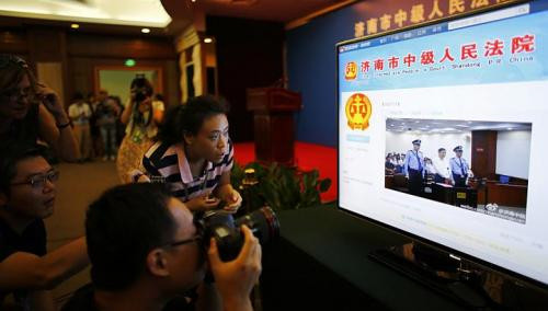 Bản án được công bố vào thời điểm các nhà lãnh đạo Trung Quốc thể hiện quyết tâm chống tham nhũng, tệ nạn được coi là ảnh hưởng đến sự tồn vong của đảng cầm quyền.