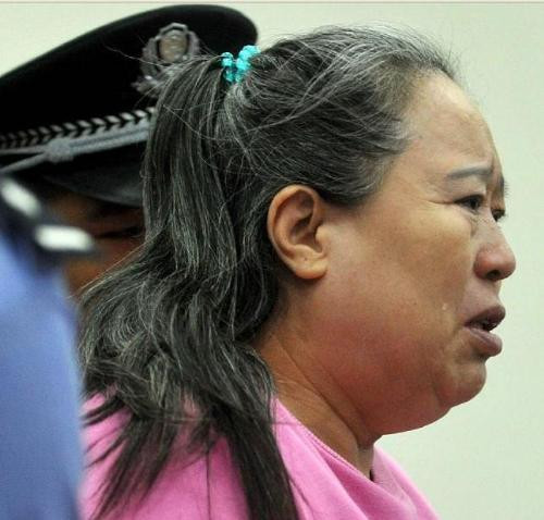 Tháng 9 vừa qua, tòa án Nhân dân Bắc Kinh tiếp tục đưa ra xét xử các tòng phạm trong vụ tham nhũng của cựu Bộ trưởng đường sắt Trung Quốc Lưu Chí Quân, đáng nói nhất là cái tên Đinh Thư Miêu. Đinh Thư Miêu là một nữ doanh nhân thành công, người làm từ thiện tiếng tăm và có mối quan hệ tốt tới mức mời được hơn 400 quan chức chính phủ tới tham dự một lễ hội hoành tráng đầu năm 2010 do Tập đoàn của bà tài trợ.