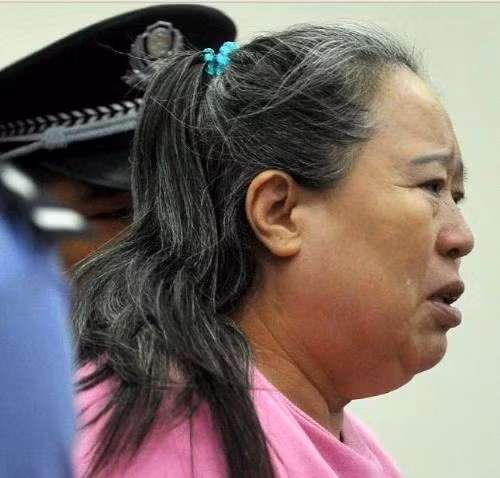 Tháng 9 vừa qua, tòa án Nhân dân Bắc Kinh tiếp tục đưa ra xét xử các tòng phạm trong vụ tham nhũng của cựu Bộ trưởng đường sắt Trung Quốc Lưu Chí Quân, đáng nói nhất là cái tên Đinh Thư Miêu. Đinh Thư Miêu là một nữ doanh nhân thành công, người làm từ thiện tiếng tăm và có mối quan hệ tốt tới mức mời được hơn 400 quan chức chính phủ tới tham dự một lễ hội hoành tráng đầu năm 2010 do Tập đoàn của bà tài trợ.