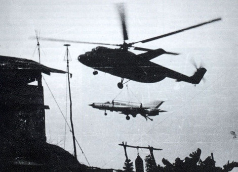 Trực thăng hạng nặng Mi-6 cẩu MiG-21 đi sơ tán.