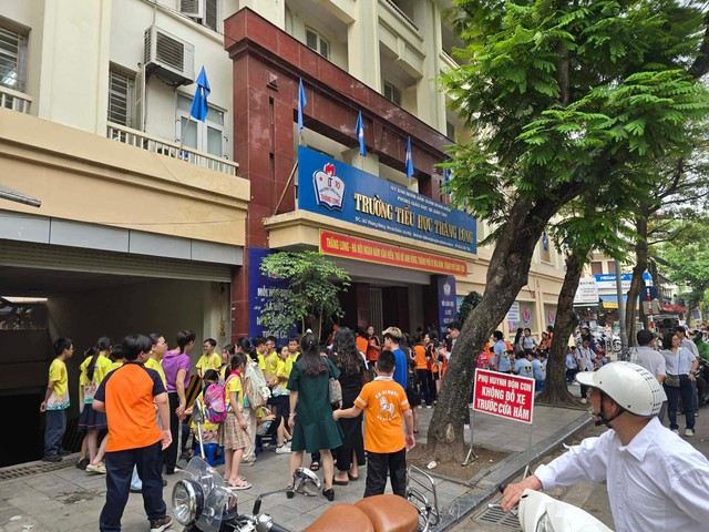 Chay nha gan truong tieu hoc tren pho, so tan hang tram hoc sinh