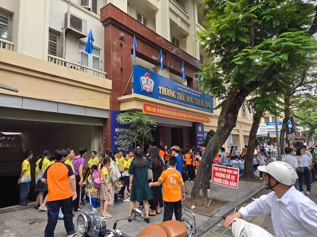 Chay nha gan truong tieu hoc tren pho, so tan hang tram hoc sinh