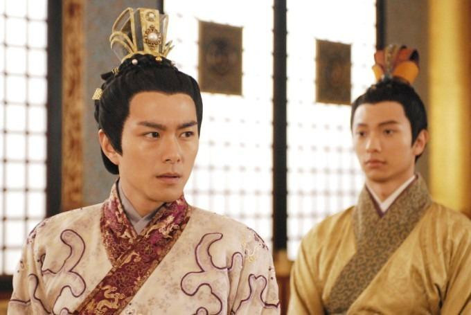 Song cánh cửa này đóng lại thì cánh cửa khác mở ra. Tiêu Chính Nam không quá đổi đời nhờ diễn xuất nhưng lại đổi đời nhờ... lấy vợ. Anh quen Huỳnh Thúy Như khi cùng hợp tác quay phim điện ảnh. Đối lập với xuất thân nghèo khó của Tiêu Chính Nam, Huỳnh Thúy Như là thiên kim nhà giàu. Huỳnh Thúy Như sinh năm 1981, gia nhập làng giải trí từ năm 2003. Trước khi đầu quân cho TVB, Huỳnh Thúy Như trực thuộc i-Cable và Now TV với vai trò người dẫn chương trình. Huỳnh Thúy Như từng dẫn các chương trình Entertainment News, Wonderful Life, 40 Day Wild Vacation, Love Match Turnaround, The Stories Of Those... trong khoảng thời gian từ năm 2003 đến năm 2011.