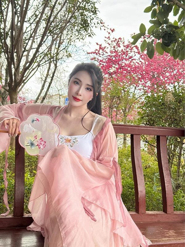 à người mê tập luyện, yêu phòng tập nên Quỳnh Nga đã mở hẳn trung tâm dạy nhảy, múa… để vừa truyền cảm hứng, năng lượng tập luyện, đam mê nhảy múa đến mọi người, vừa để cô được thỏa sức tập luyện khi mình muốn.