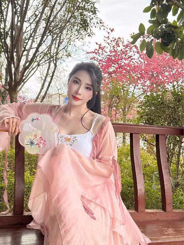 Là người mê tập luyện, yêu phòng tập nên Quỳnh Nga đã mở hẳn trung tâm dạy nhảy, múa… để vừa truyền cảm hứng, năng lượng tập luyện, đam mê nhảy múa đến mọi người, vừa để cô được thỏa sức tập luyện khi mình muốn.