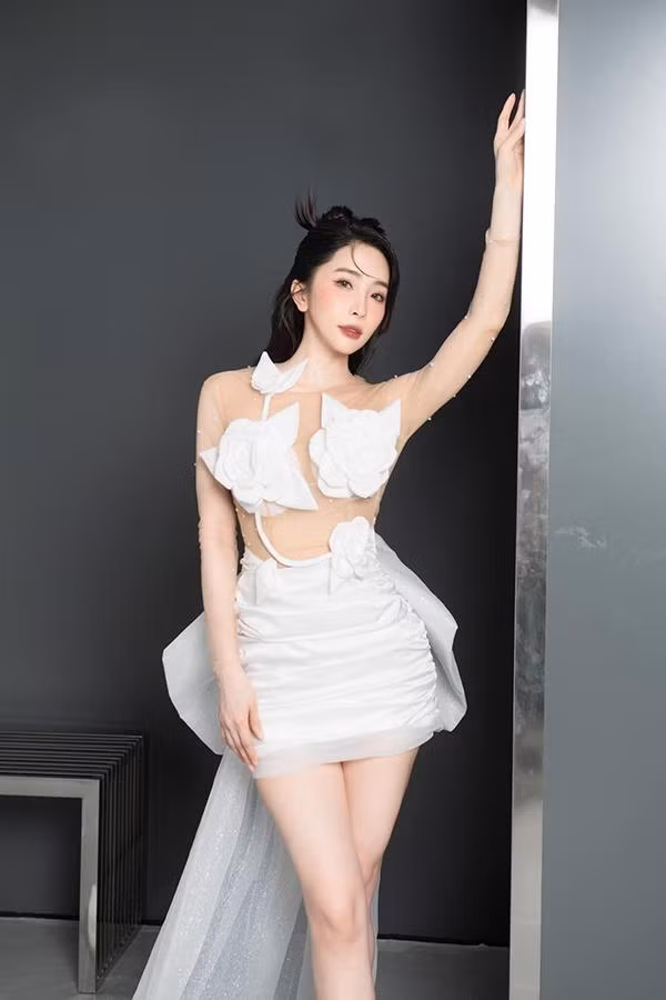 Nhờ siết cân nặng hiệu quả nên sắc vóc của Quỳnh Nga ngày càng tươi trẻ, săn chắc.