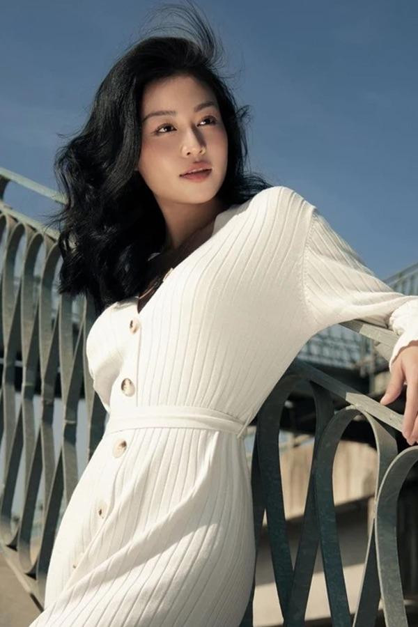 ược biết, Quỳnh Châu sinh năm 1998, tốt nghiệp Đại học Sân khấu Điện ảnh Hà Nội, hiện công tác tại Nhà hát Kịch Hà Nội. Trước "Người Một Nhà", cô cũng đóng vai phụ trong các phim "Lối Về Miền Hoa", "Biệt Dược Đen".