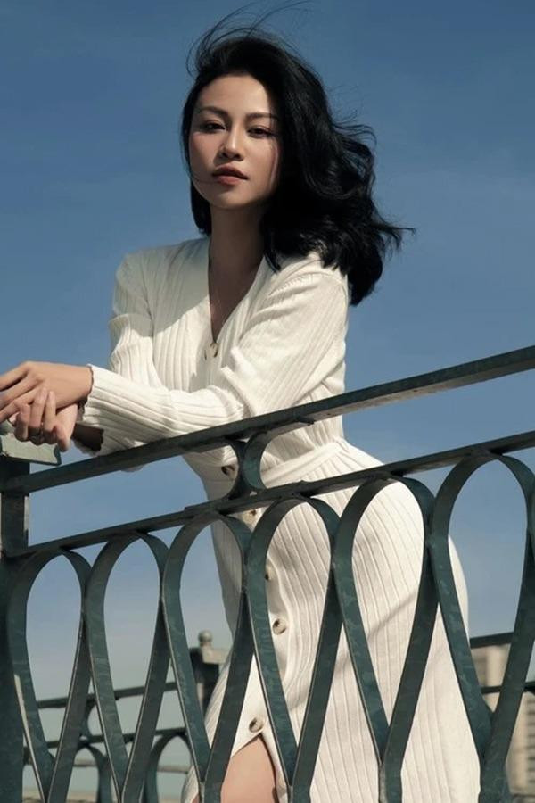 rên phim là một cô gái lanh lợi, làm thuê giản dị nhưng ngoài đời, Quỳnh Châu có gu thời trang sexy, cá tính.