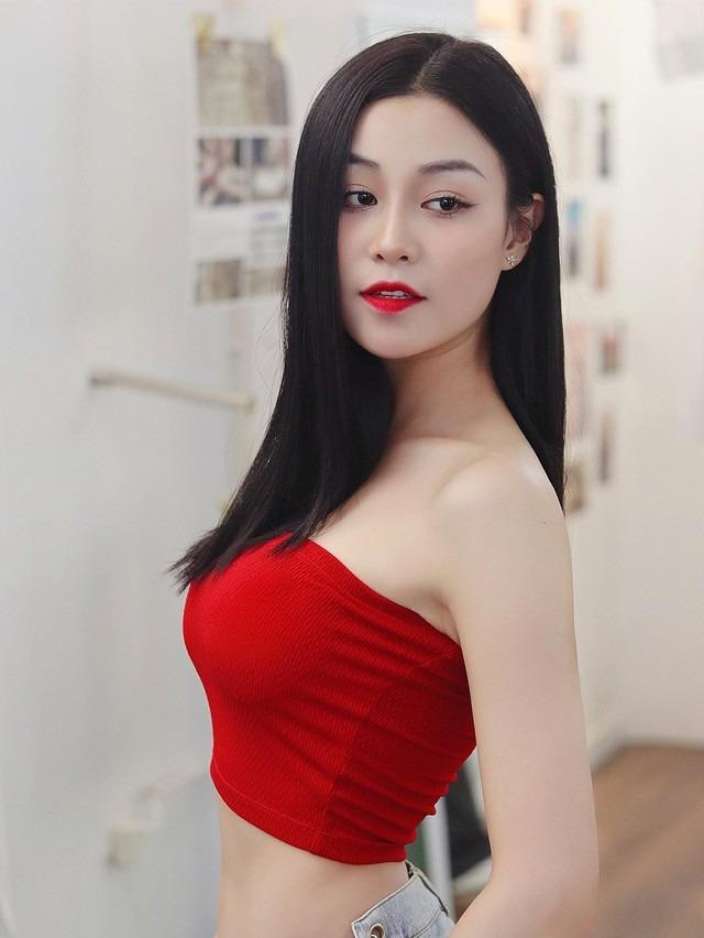 hờ vậy, cô tự tin khoe eo thon dáng chuẩn cùng nhan sắc khỏe đẹp.