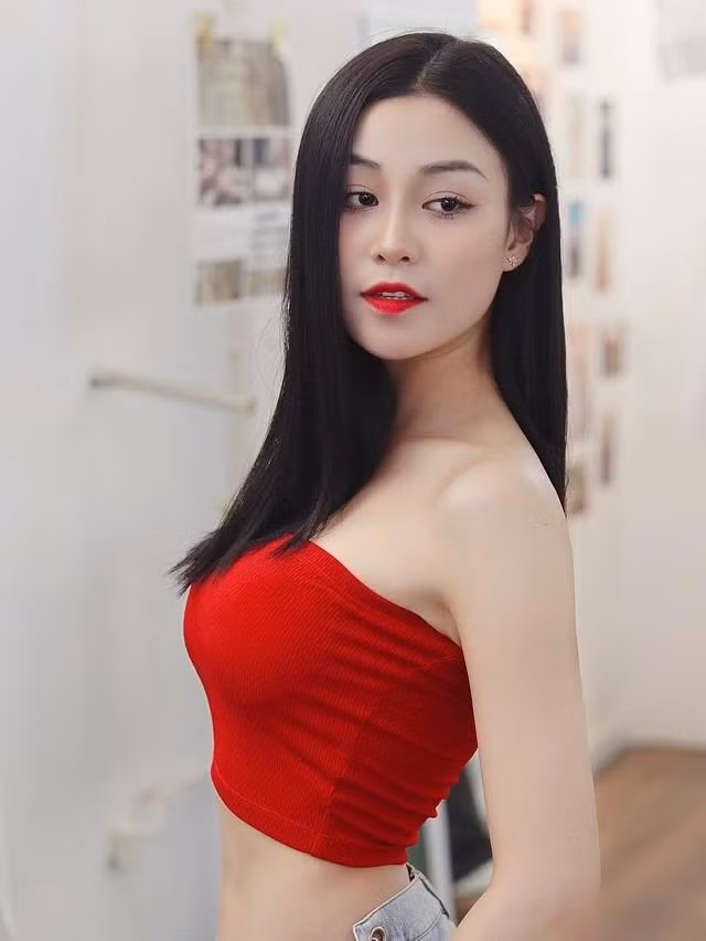 Nhờ vậy, cô tự tin khoe eo thon dáng chuẩn cùng nhan sắc khỏe đẹp.