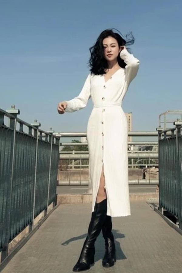 ữ diễn viên trẻ không ngại khoe eo "con kiến" với người hâm mộ. Những bức ảnh đăng tải trên mạng xã hội của cô đều nhận được lượt thích lớn