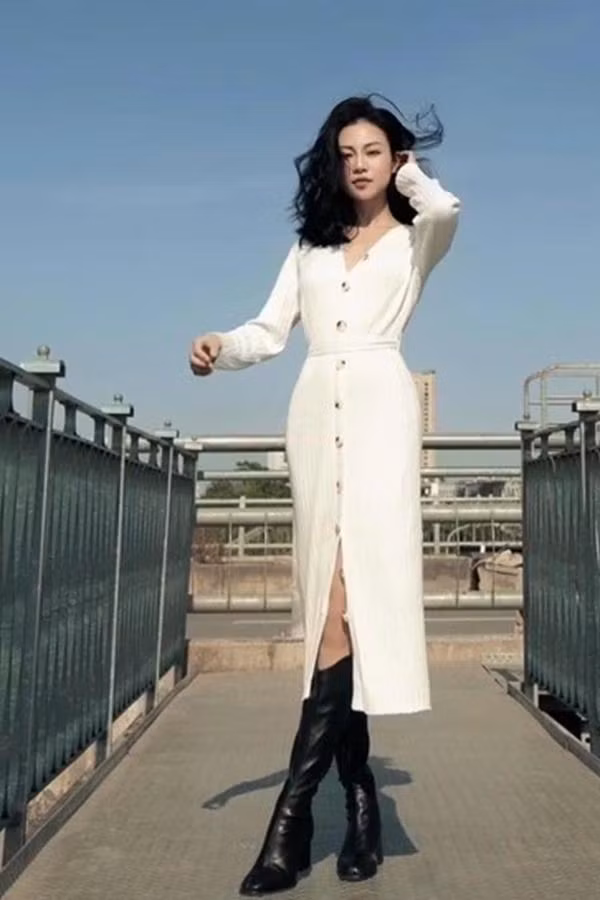 Nữ diễn viên trẻ không ngại khoe eo "con kiến" với người hâm mộ. Những bức ảnh đăng tải trên mạng xã hội của cô đều nhận được lượt thích lớn