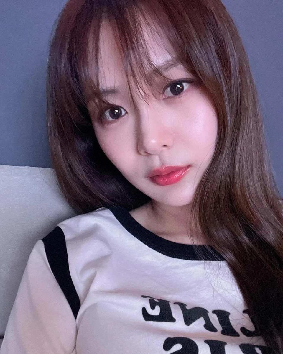 Tuy nhiên, cư dân mạng nhận thấy nó có điểm giống với bức ảnh về Jimin do V đăng vào năm 2021. Không chỉ bối cảnh mà cả người đàn ông trong video của Song Da Eun với Jimin đều có giày, trang phục giống nhau. Ở một video khác, Da Eun ghi lại cảnh thú cưng đang chơi đùa. Người hâm mộ chỉ ra, bối cảnh trong video của Da Eun giống căn hộ từng được Jimin tiết lộ trong một bộ phim tài liệu của BTS.