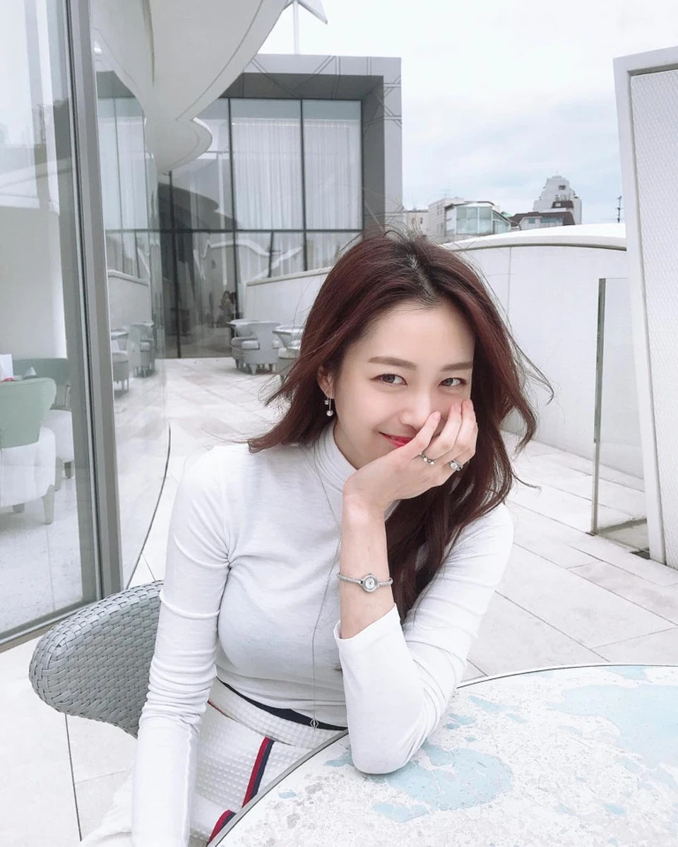 Thành viên BTS nói anh muốn đặt tên Gangyangee cho thú cưng. Trong tiếng Hàn, Gangyangeee là tên ghép giữa cún con và mèo. Sau đó, khi được hỏi có thích chó hay mèo không, Song Da Eun trả lời “Gangyangee”. Diễn viên hài Jo Seho chỉ theo dõi Jimin trong tất cả thành viên BTS nhưng cũng theo dõi Song Da Eun. Tương tự, nữ diễn viên Lee Suji là bạn của Da Eun đã theo dõi Jimin trên Instagram.