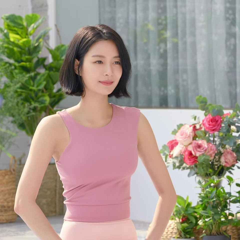 Ngày 17/5, tờ Ten Asia đưa tin nữ diễn viên Song Da Eun một lần nữa vướng tin hẹn hò Jimin (thành viên nhóm BTS). Tin tức này bắt nguồn từ một số hình ảnh và video trên trang cá nhân của nữ diễn viên.