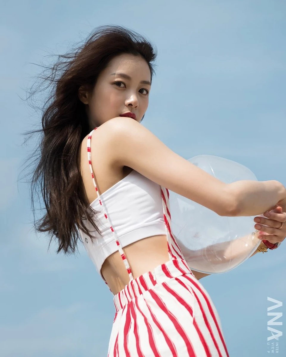 Tuy nhiên, truyền thông Hàn Quốc nhận định Song Da Eun đưa ra câu trả lời mơ hồ khiến nghi ngờ càng tăng. “Hãy hỏi người khác thay vì tôi về những điều tôi không liên quan. Tôi không điên. Tôi biết fandom (cộng đồng người hâm mộ) đáng sợ thế nào. Đừng cố làm tôi sợ bằng cách thực hiện những điều khiến bạn có thể bị kiện. Hiện tại, tôi đã thu thập tài liệu từ Instagram, YouTube...”, nữ diễn viên viết.