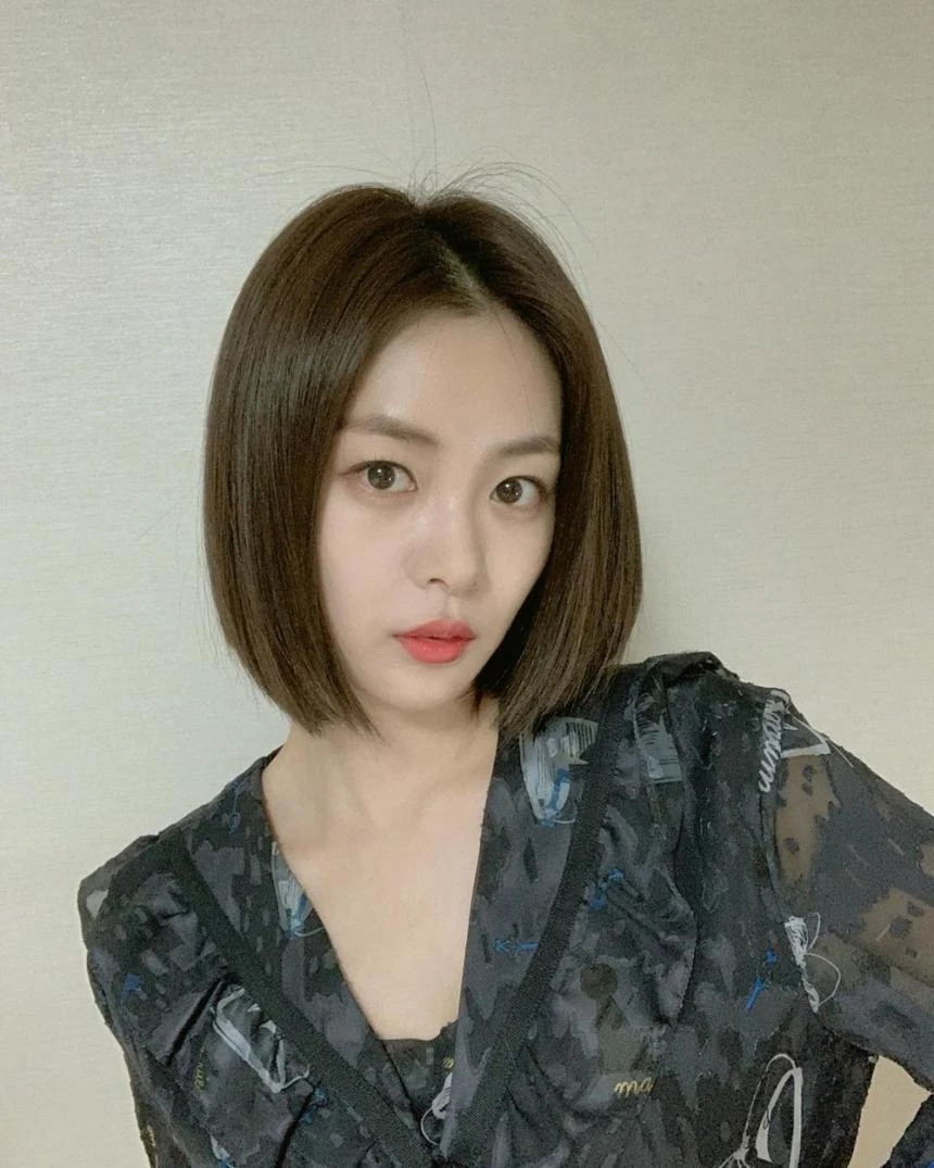 Tới 16/5, chính Song Da Eun lại một lần nữa làm dấy lên tin đồn hẹn hò giữa cô với Jimin. Nữ diễn viên chia sẻ video về một người đàn ông đang đi bộ dọc bờ sông. Song Da Eun dùng biểu tượng bông hoa để che gần hết cơ thể người này nhằm giấu kín danh tính.