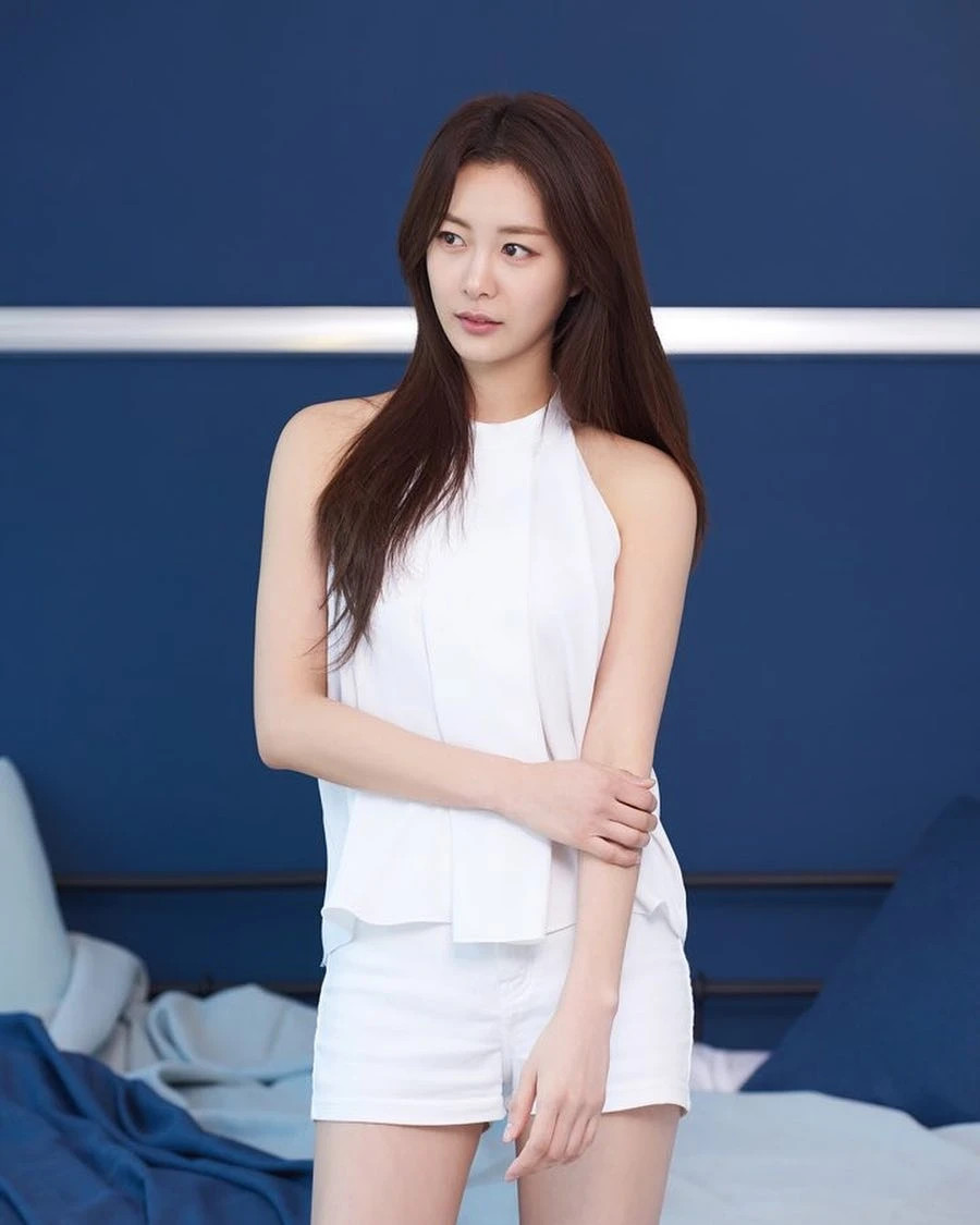 Theo đó, Song Da Eun mới đây đăng ảnh chụp 2 chiếc hộp đựng tai nghe. Một trong số đó có tên cô, chiếc còn lại được in tên Jimin. Ngoài ra, nữ diễn viên được phát hiện mặc áo phông BTS. Hiện, hình ảnh đã bị xóa nhưng chúng vẫn lan truyền trên mạng xã hội và dấy lên tranh cãi. Hành động của Da Eun được cho là úp mở mối quan hệ với Jimin.