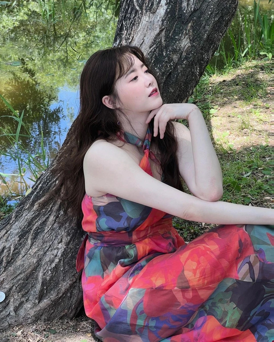 Cuốn tiểu thuyết Tango của Goo Hye Sun đã bán được 30.000 bản trong vòng một tuần kể từ khi phát hành. Tiếp đó, bộ phim đầu tay của Goo Hye Sun The Cheerful Helper giành được Giải thưởng Khán giả tại Liên hoan Phim ngắn Châu Á Busan và dự án điện ảnh đầu tiên của cô là Witchcraft được phát hành ngày 24/6/2010.