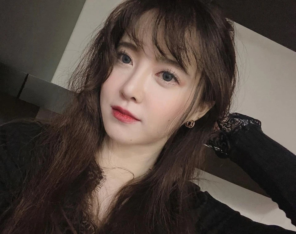 Sau đó, Xports News đưa tin Goo Hye Sun lên tiếng đính chính. Nữ diễn viên cho biết lý do không có nơi ở là cô đang xây một ngôi nhà gần trường học. “Tôi đã mua nhà cho mỗi thành viên trong gia đình. Tôi đang chuẩn bị học cao học nên dự định dồn toàn bộ số tiền tôi có vào chi phí học tập trong tương lai”, nữ diễn viên giải thích. Goo Hye Sun nói thêm căn hộ đang xây của cô rất lớn và là một tác phẩm nghệ thuật.