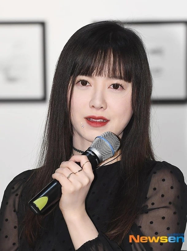 Goo Hye Sun liên tục đưa ra những thông tin trái chiều về chồng cũ, thậm chí ám chỉ anh ngoại tình với bạn diễn. Cuộc hôn nhân của họ chính thức kết thúc vào 7/2020 sau khi hai bên đạt được thỏa thuận hòa giải ly hôn.