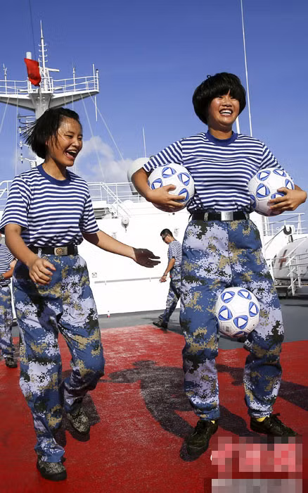 Hay cùng nhau vui đùa trong những giờ tập thể dục thể thao.