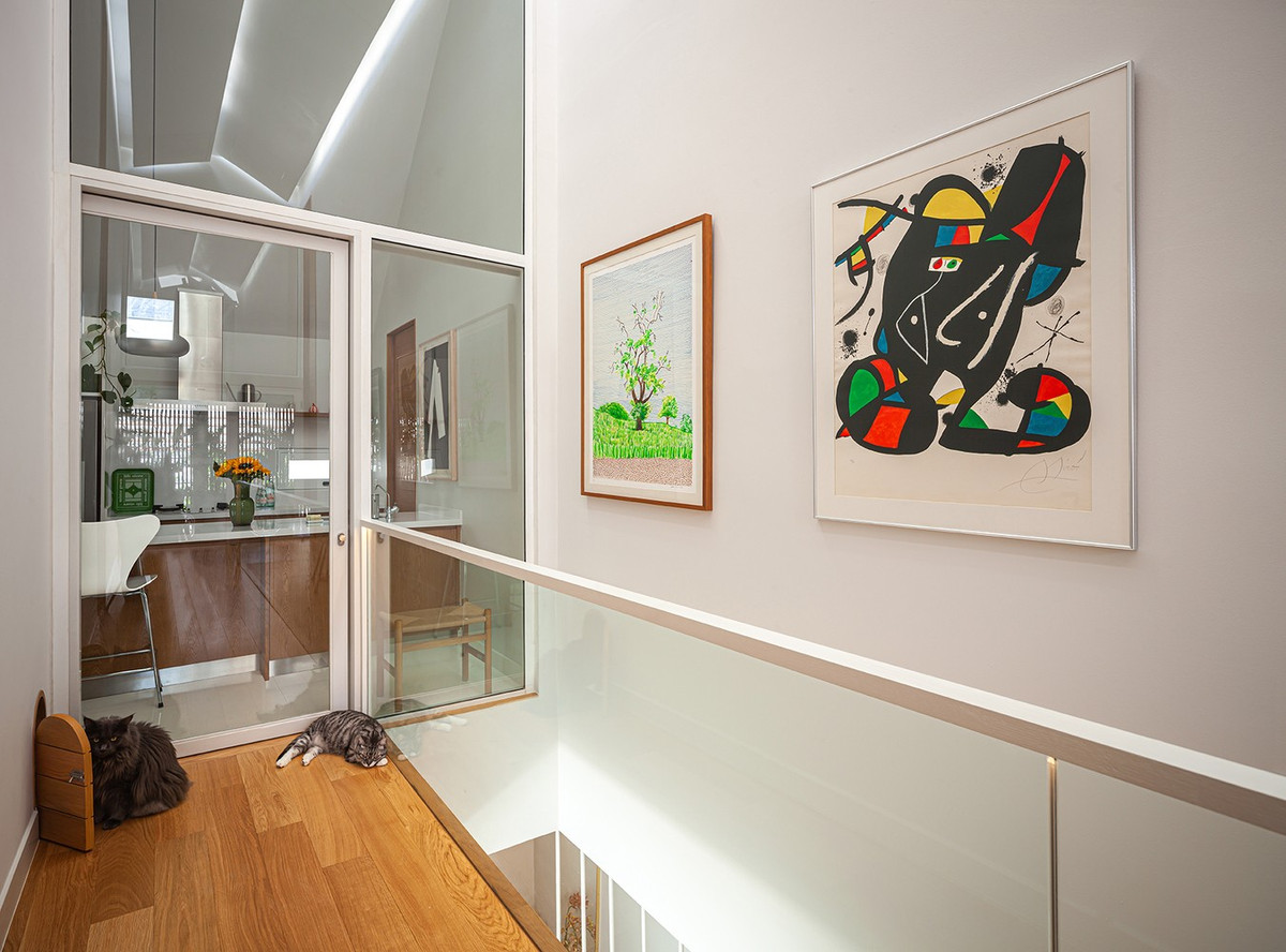 Không gian kiến trúc và nội thất ngôi nhà được hợp nhất làm một. Tổng thể ngôi nhà được chia thành ba không gian chính: Khu vực sân thượng, khu vực chung ở tầng một và khu vực sinh hoạt chính ở tầng hai.