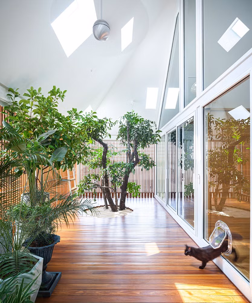 Giếng trời được bố trí ở giữa hành lang, giúp bổ sung ánh sáng tự nhiên cho cả ngôi nhà và duy trì sự kết nối với môi trường xung quanh.
