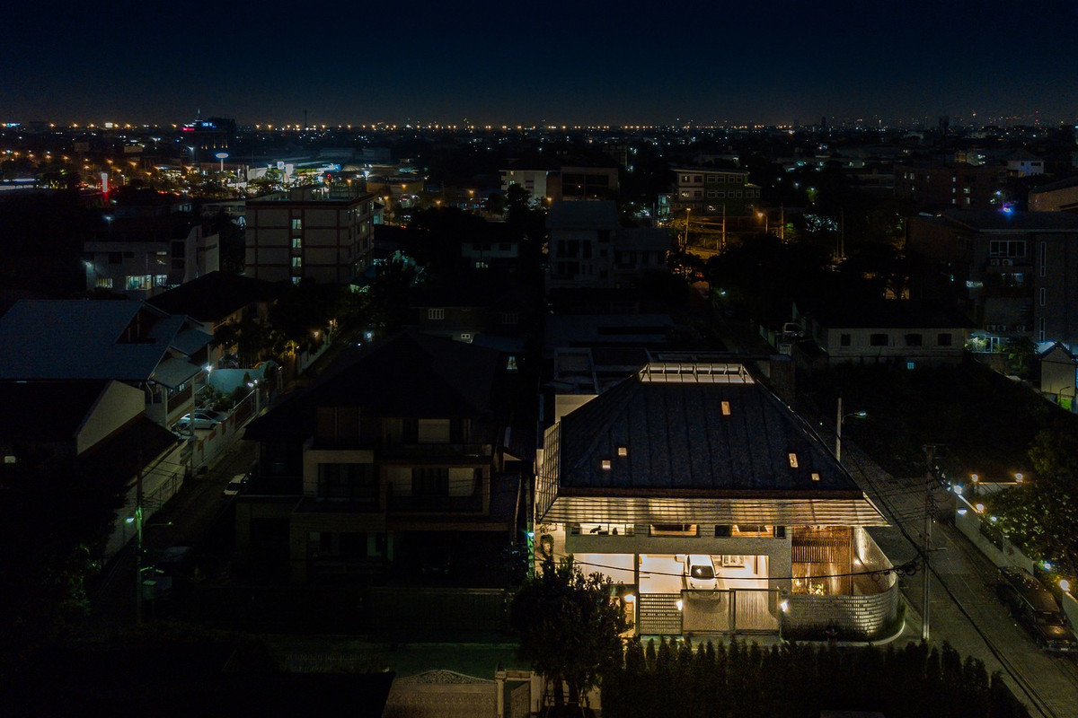 Việc sử dụng vật liệu mờ ở hàng rào khối kính và tấm mờ cho mái hiên vừa giúp giảm độ rắn chắc của khối, vừa giúp đảm bảo sự riêng tư của người ở.