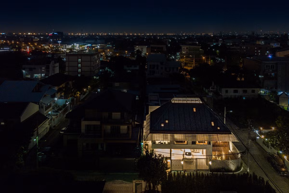 Việc sử dụng vật liệu mờ ở hàng rào khối kính và tấm mờ cho mái hiên vừa giúp giảm độ rắn chắc của khối, vừa giúp đảm bảo sự riêng tư của người ở.