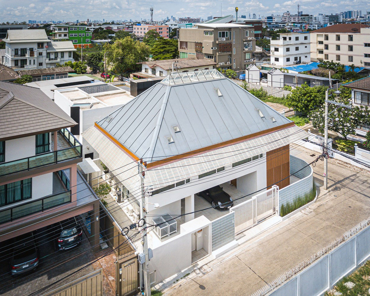 Trên diện tích đất hạn chế, các kiến trúc sư đã cố gắng tận dụng không gian một cách hiệu quả bằng cách mở rộng mặt sàn tầng hai - tăng diện tích khu vực sinh hoạt chính.