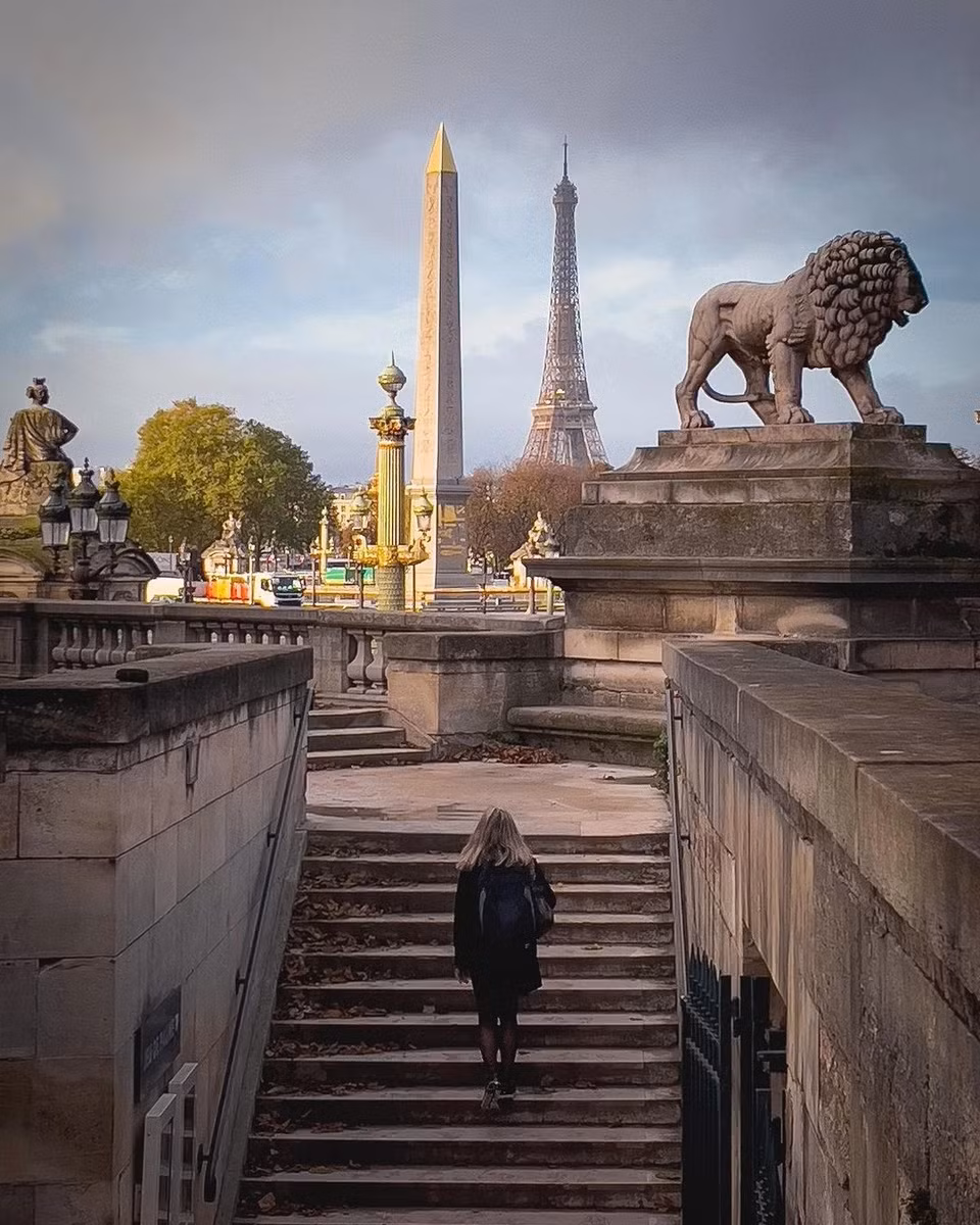 Quảng trường lớn nhất Paris này đặc trưng bởi cây cột đá vàng khổng lồ, một trong biểu tượng được dựng lên bởi pharaoh Ramses II trước đền thờ ở Luxor (Ai Cập) và được tặng cho Paris vào năm 1830. Ảnh: @victoriachmel, @dralbarjas.