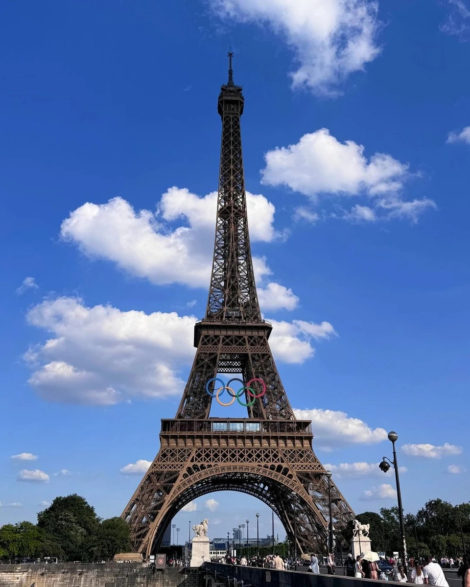 Công viên Champ de Mars dưới chân tháp sẽ tổ chức môn judo và đấu vật. Khi mới ra mắt vào năm 1889 tại Triển lãm Thế giới Paris, tháp Eiffel bị nhiều người Paris ghẻ lạnh. Nhưng bây giờ, công trình này đã trở thành biểu tượng quý giá của thủ đô nước Pháp. Ảnh: @sooyaaa__.